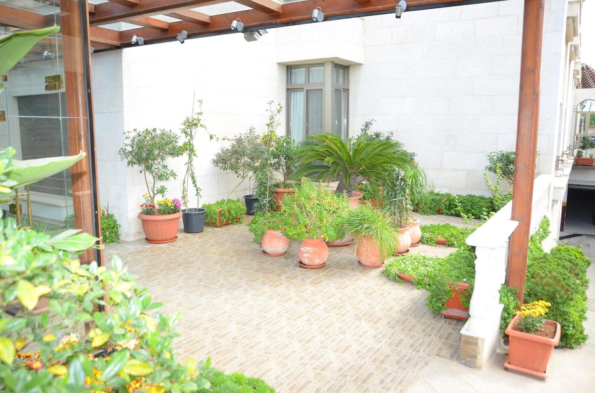 Jad Hotel Suites Amman Exterior photo