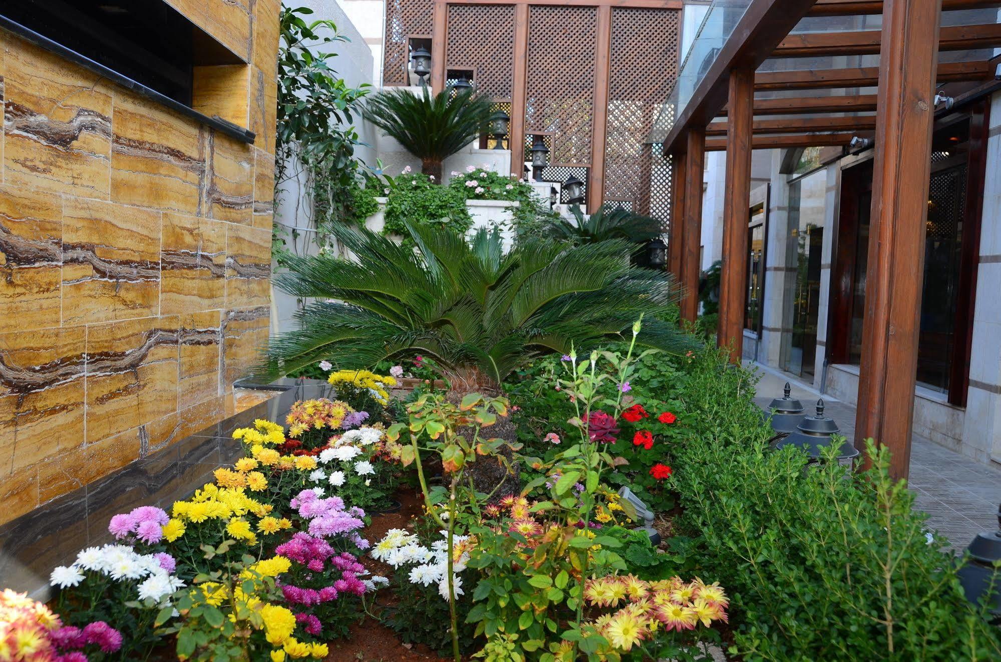 Jad Hotel Suites Amman Exterior photo